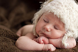 Neugeborenes Baby schläft